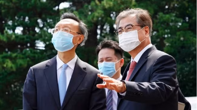 Ông Dương và Tổng thống Hàn Quốc Moon Jae-in. Ảnh: Reuters