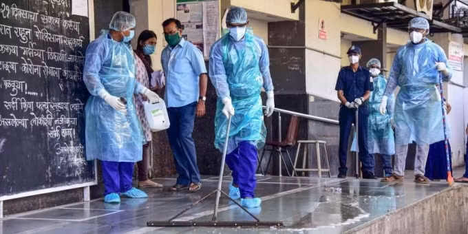 Nhân viên khử trùng Bệnh viện NMMC chuẩn bị đưa vào điều trị bệnh nhân COVID-19 ở Mumbai, Ấn Độ. Ảnh: PTI.