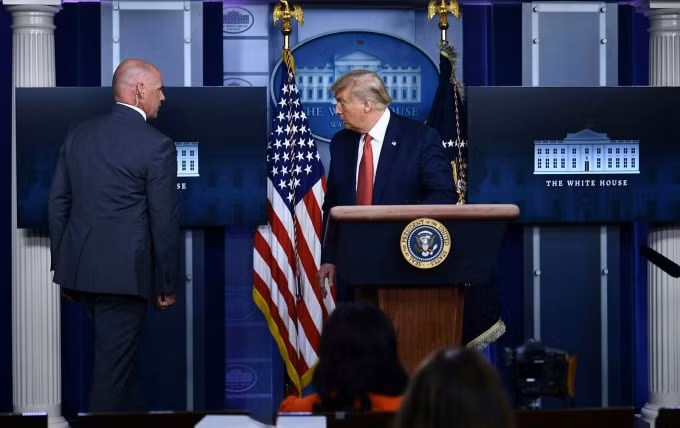 Tổng thống Trump được thông báo về vụ nổ súng khi đang họp báo ngày 10/8 (theo giờ địa phương). Ảnh: CNN.