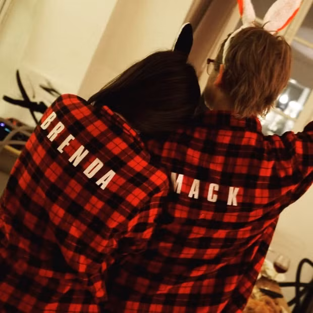 Macaulay Culkin và Brenda Song vẫn giữ mối quan hệ yêu đương mặn nồng.