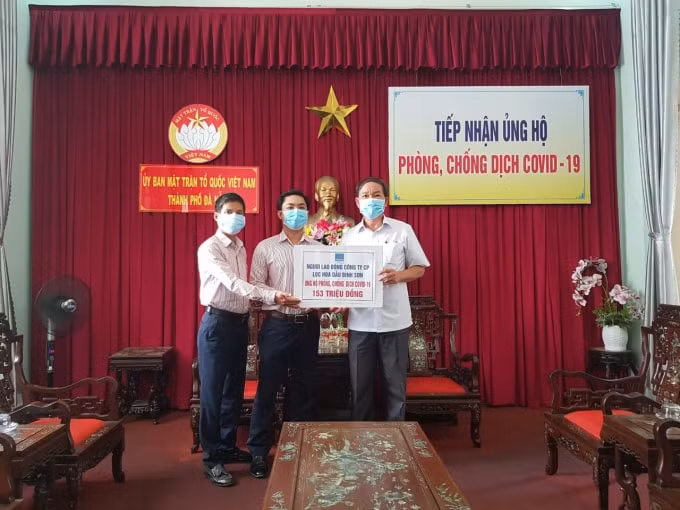 Đại diện người lao động BSR trao 153 triệu cho UBMTQ Việt Nam thành phố Đà Nẵng.
