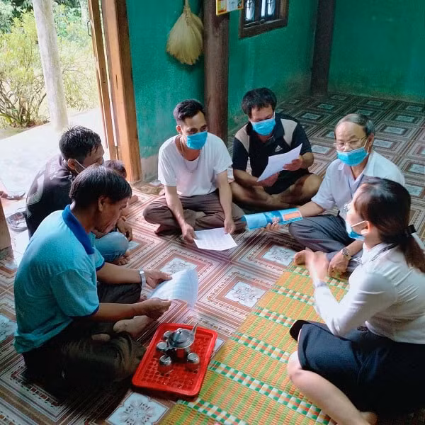 Cán bộ BHXH tuyên truyền BHXH tự nguyện đến với&nbsp;người dân.