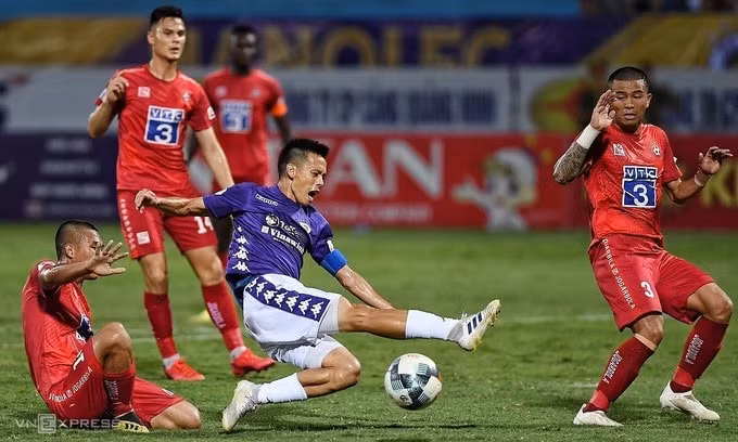 Vì dịch bệnh COVID-19, giải đấu V-League 2020 đã phải hoãn tới ba lần. Ảnh: internet.