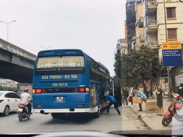 Nhà xe Đoàn Xuân có văn phòng tại địa chỉ 98 Nguyễn Xiển (Hạ Đình, Thanh Xuân) và nơi đây biến thành một “bến cóc”