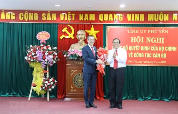 Phó Trưởng ban Thường trực Ban Tổ chức Trung ương Nguyễn Thanh Bình tặng hoa chúc mừng ông Phạm Đại Dương, Bí thư Tỉnh ủy Phú Yên. Ảnh: TTXVN