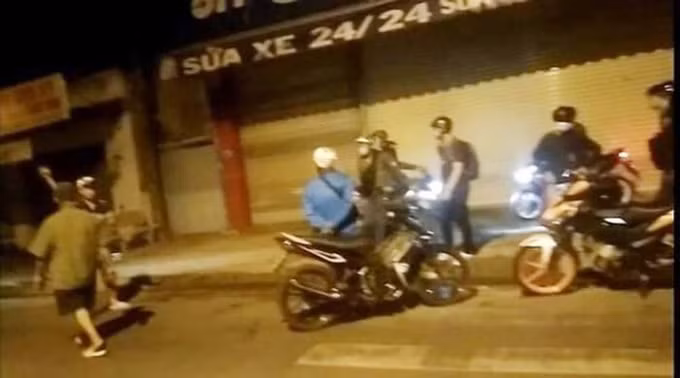 Nhóm đối tượng giả danh cảnh sát hình sự bị người dân giữ lại hiện trường.