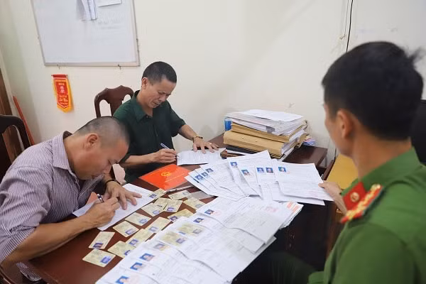 Các đối tượng cùng tang vật tại cơ quan Công an
