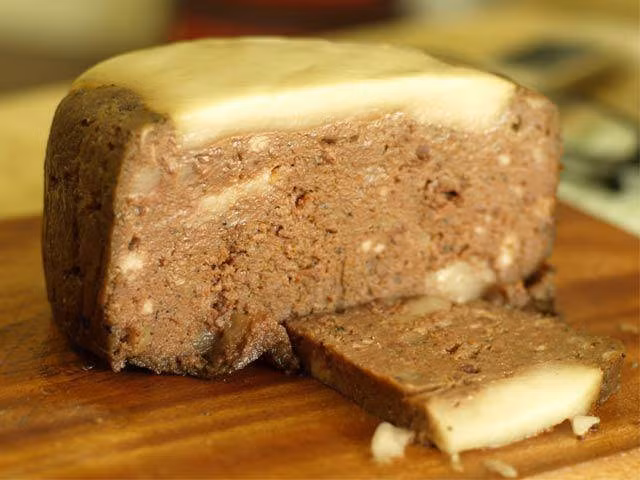 Sản phẩm Pate Minh Chay được quảng cáo.