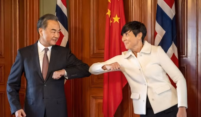 Bộ trưởng Ngoại giao Na Uy Ine Eriksen Søreide (ở bên phải) chào mừng Bộ trưởng Ngoại giao Trung Quốc Vương Nghị hôm thứ Năm. Ảnh: EPA-EFE