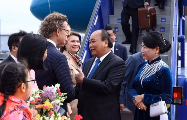 Bộ trưởng Thương mại và các vấn đề Bắc Âu của Thụy Điển, bà Ann Linde và Đại sứ Thụy Điển tại Việt Nam Pereric Högberg đón Thủ tướng Nguyễn Xuân Phúc tại sân bay quốc tế Stockholm Arlanda, ngày 26/5/2019. Ảnh: TTXVN