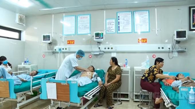 Chăm sóc bệnh nhân tại Bệnh viện đa khoa Hùng Vương.