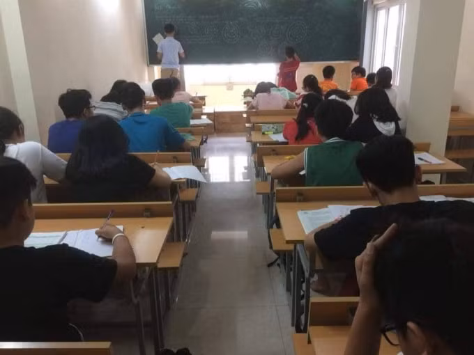 Một trung tâm đang ôn luyện toán tại khu vực đường Láng. Ảnh: Lương Minh