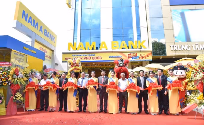 Nghi thức cắt băng khai trương Nam A Bank Phú Quốc.