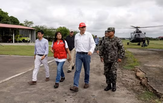Tổng thống Peru Martin Vizcarra lên đường đến khu vực bị ảnh hưởng bởi động đất ở Yurimaguas, trong khu vực Amazon ngày 26/5. Ảnh: REUTERS