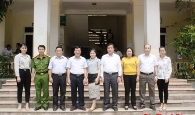 Ông Cao Văn Cường, Chủ tịch UBND huyện Mường Lát, Đại biểu HĐND tỉnh Thanh Hóa (thứ 2 từ phải sang) trong một lần tiếp xúc xử tri tại Mường Lát.