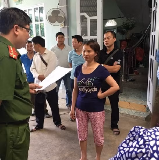 Cơ quan Cảnh sát điều tra đọc lệnh bắt bà Trần Thị Hiền. Ảnh: Vinh Duy