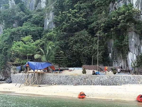 Công trình xây dựng trên đảo Bà Men vẫn đang triển khai sau khi Ban quản lý vịnh Hạ Long lập biên bản. Ảnh: PLO