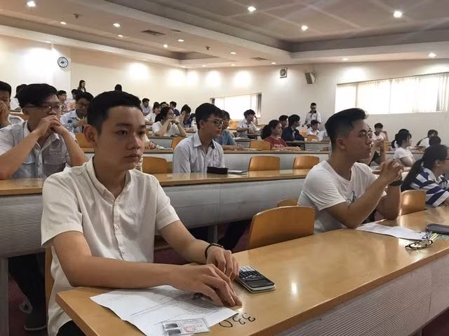HCM: Hôm nay gần 4000 học sinh chính thức bước vào thi kiểm tra năng lực. Ảnh: Dân trí