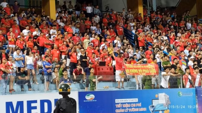 CĐV Hải Phòng chuyên nghiệp và 