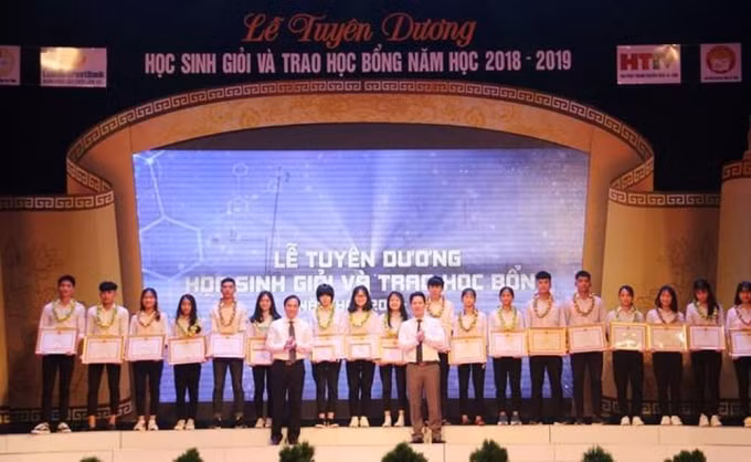 Thường trực Tỉnh ủy Hà Tĩnh trao tặng bằng khen của UBND tỉnh và vinh danh các học sinh đoạt giải nhất quốc gia. Ảnh PV