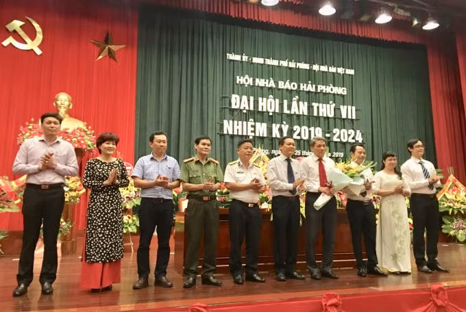 9 đồng chí được bầu vào Ban Chấp hành Hội Nhà báo TP Hải Phòng khóa VII, nhiệm kỳ 2019 – 2024. Ảnh: Hoàng Huy