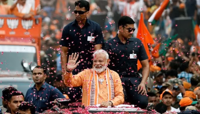 Thủ tướng Ấn Độ Narendra Modi ăn mừng chiến thắng bầu cử ngày 23/5 - Ảnh: Reuters.