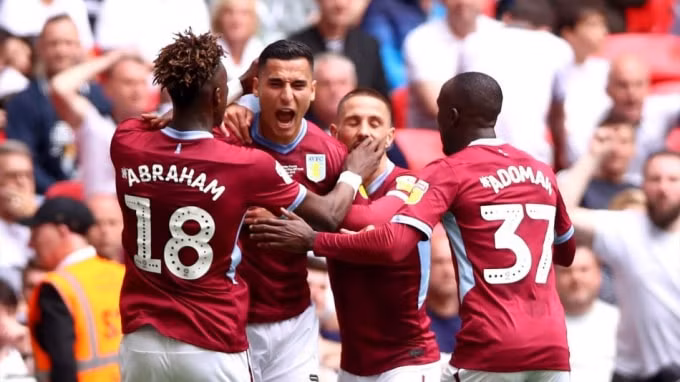 Các cầu thủ Aston Villa ăn mừng ghi bàn thắng vào lưới Derby County. Ảnh: Getty