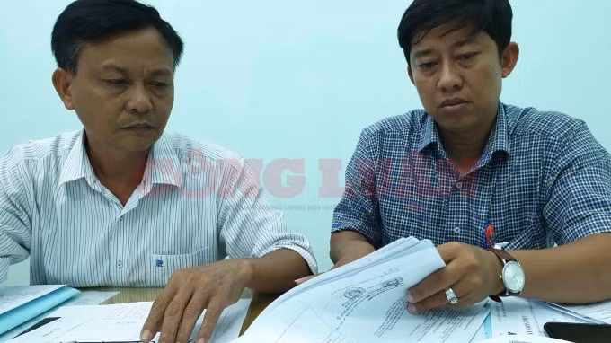 Theo ông Nguyễn Quốc Hùng, Phó Chủ tịch UBND phường Hiệp Thành- Phụ trách Quản lý đô thị (ảnh trái): Hiện trên hai thửa đất 609 và 523 có tổng cộng 9 căn nhà, trong đó chỉ có 1 căn có Giấy phép xây dựng tạm do UBND Quận 12 cấp vào năm 2013 cho số nhà 24/4A, khu phố 5, phường Hiệp Thành! (Ảnh- CK)