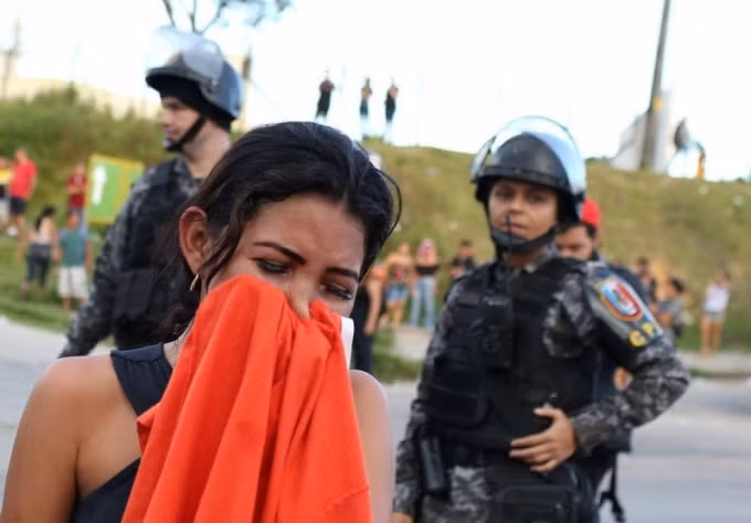 Một người nhà nạn nhân khóc khi nghe tin tại thành phố Manaus, Brazil. Ảnh: Reuters