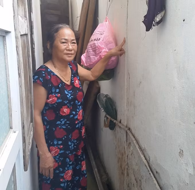 Ông bà Lợi cho rằng, trong sổ cũ thì phía Nam lô đất của ông bà giáp với đường 3m vào nhà anh Báu liền kề, nhưng hiện tại anh Báu đã xây ốt trên con đường vào nhà sát với nhà ông bà nên chiếm diện tích đất ông bà. Ảnh PV
