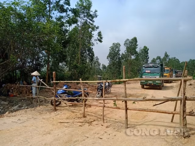 Người dân lập chốt barie ngăn chặn chủ đầu tư triển khai dự án