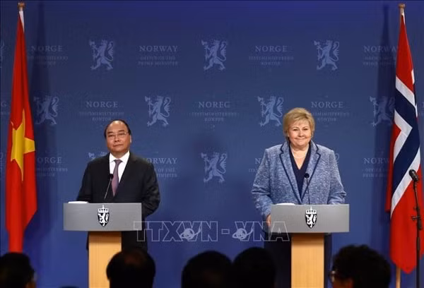 Thủ tướng Nguyễn Xuân Phúc và Thủ tướng Na Uy Erna Solberg họp báo sau hội đàm. Ảnh: TTXVN