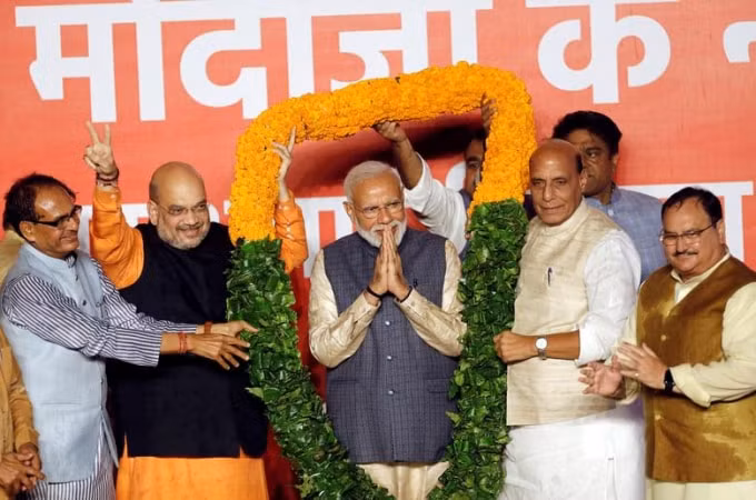 Ông Modi ăn mừng chiến thắng áp đảo của mình. Ảnh: Reuters