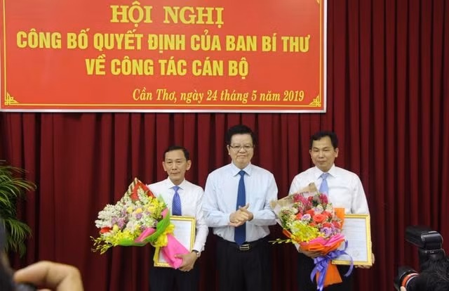 Lễ trao quyết định của Ban Bí thư cho ông Võ Thành Thống và ông Lê Quang Mạnh. Ảnh: DT