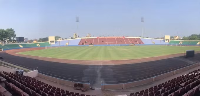 Lần đầu tiên SVĐ Việt Trì, tỉnh Phú Thọ tổ chức một trận đấu giao hữu mang tầm cỡ Quốc tế. Ảnh: VFF