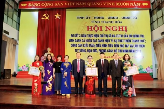 Ngày 7/5/2019, Bà Lê Bích Thắng (đứng giữa) được Chủ tịch UBND tỉnh tặng danh hiệu “Vì sự phát triển Thanh Hóa”, đúng 1 ngày sau khi Công ty Hải Tiến tự ý rào chắn đường ra biển của người dân xã Hoằng Thanh, huyện Hoằng Hóa
