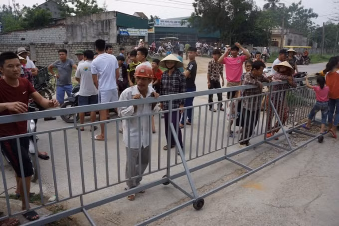 Nhân dân xã Hoằng Thanh bức xúc vì bị rào chắn đường ra biển.
