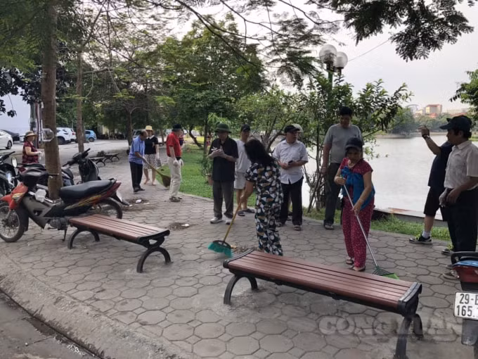 Toàn thể người dân tại phường Trung Phụng chung tay dọn dẹp rác thải, giữ gìn vệ sinh môi trường, tạo cảnh quan đẹp xung quanh khu vực hồ Ba Mẫu