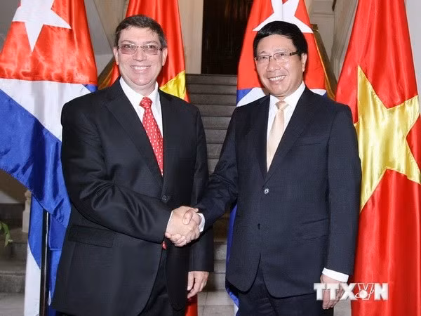 Phó Thủ tướng, Bộ trưởng Bộ Ngoại giao Phạm Bình Minh và Bộ trưởng Bruno Rodriguez Parrilla. Ảnh: TTXVN