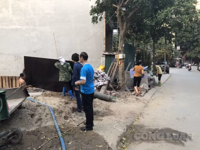 UBND phường Trung Phụng nhắc nhở, lập biên bản đối với vi phạm để vật liệu xây dựng trên vỉa hè, dưới lòng đường gây mất an toàn giao thông