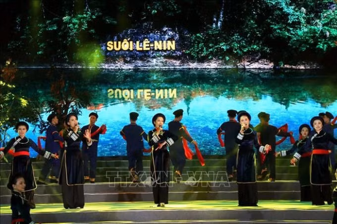 Tiết mục “Tiếng hát giữa rừng Pác Bó” tại chương trình nghệ thuật đặc biệt kỷ niệm Ngày sinh Chủ tịch Hồ Chí Minh và Ngày Bác Hồ ra đi tìm đường cứu nước . Ảnh: TTXVN