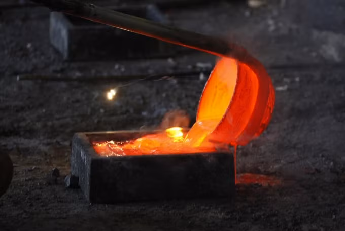 Một khuôn đúc kim loại quý Lanthanum. Ảnh: Reuters