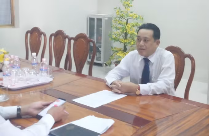 Phó Giám đốc Công ty Điện lực Bạc Liêu Nguyễn Minh Chánh làm việc với báo chí.