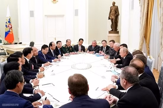 Thủ tướng Nguyễn Xuân Phúc hội kiến với Tổng thống Nga Vladimir Putin. Ảnh: VGP