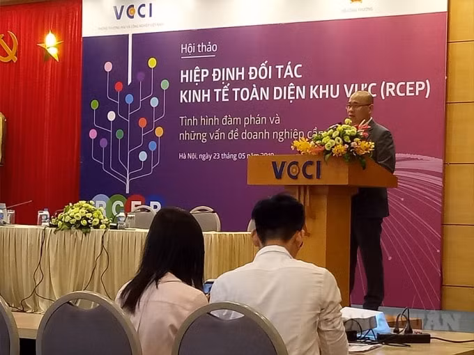Ông Lương Hoàng Thái, Vụ trưởng Vụ Chính sách thương mại đa biên, Bộ Công Thương, Đoàn Đàm Phán Chính phủ về RCEP phát biểu tại Hội thảo (Ảnh: Lương Minh)
