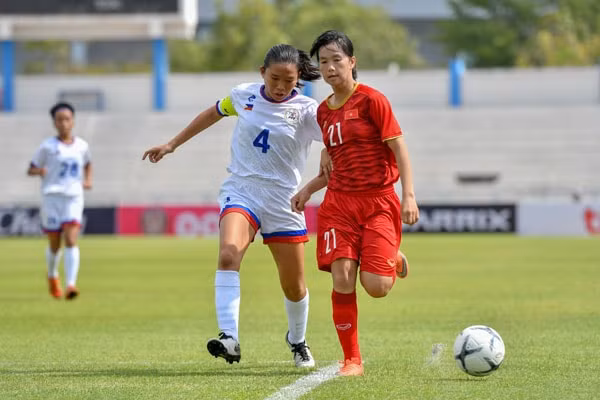 Các tuyển thủ nữ U15 Quốc gia đã nỗ lực thi đấu vì màu cờ sắc áo ở sân chơi khu vực. Ảnh: VFF