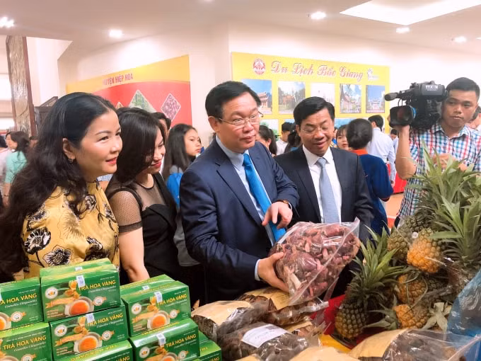 Phó Thủ tướng thăm một số gian hàng tại Diễn đàn. Ảnh: VGP