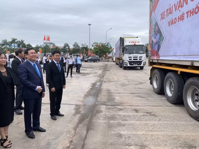 Phó Thủ tướng chứng kiến lễ xuất hành của đoàn xe chở vải thiều tới nhiều siêu thị tại Hà Nội, Đà Nẵng, Đồng Nai, Thành phố Hồ Chí Minh và Thái Lan khởi hành. Ảnh: VGP
