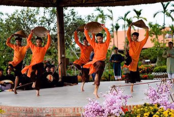 Biểu diễn múa Bắc Bộ tại Đảo dân gian