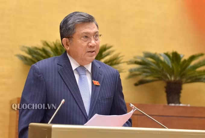 Chủ nhiệm Ủy ban Đối ngoại của Quốc hội Nguyễn Văn Giàu trình bày Báo cáo thẩm tra về việc gia nhập Công ước số 98.